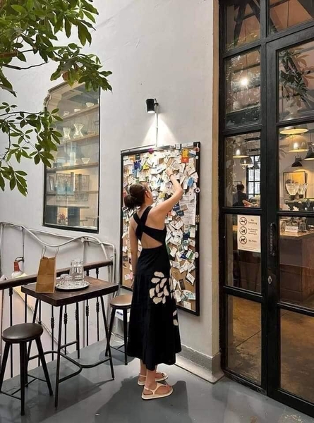 Váy thô đen Zara thêu hoa trắng đan lưng chéo