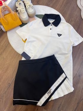KGP - Set Prada áo polo trắng cổ đen, chân váy chữ A xếp ly góc váy