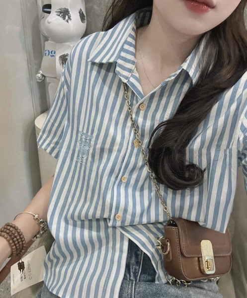 Áo sơ mi cộc tay kẻ sọc thêu chữ xanh cho nữ