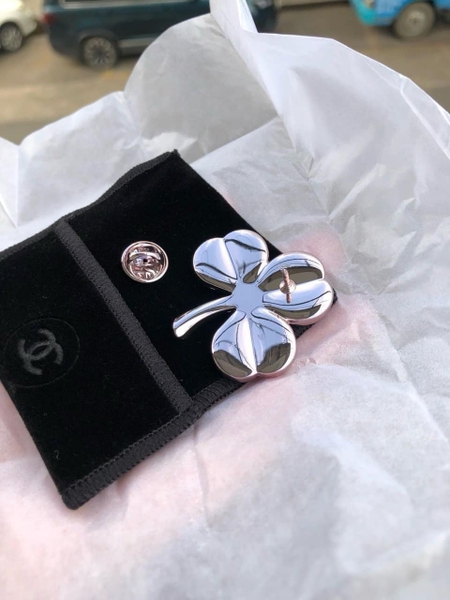 Cài áo cỏ ba lá Chanel