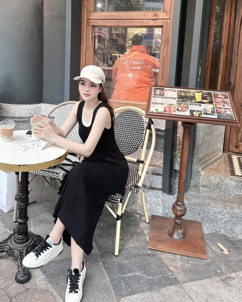 Váy len body 2 dây màu đen dáng suông cổ tròn