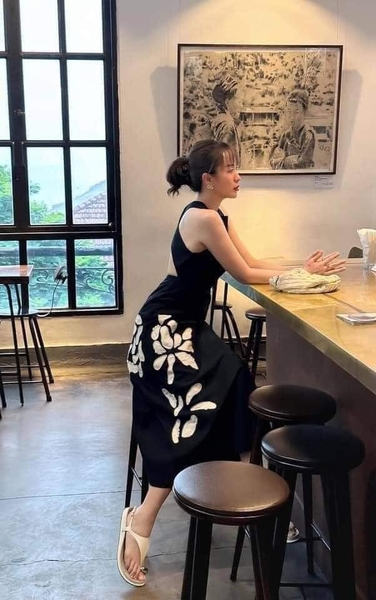 Váy thô đen Zara thêu hoa trắng đan lưng chéo