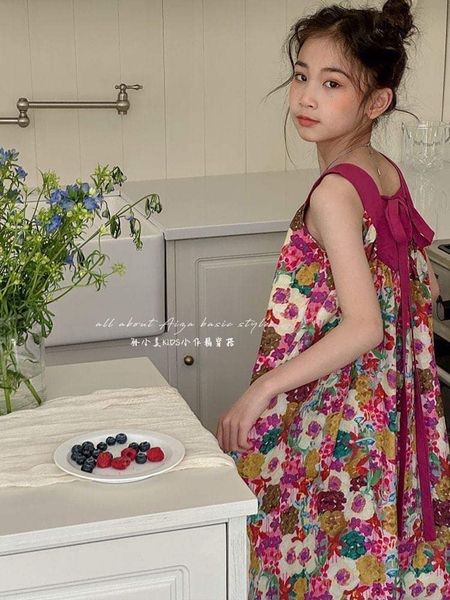 Váy yếm nơ cổ hồng họa tiết hoa sơn dầu