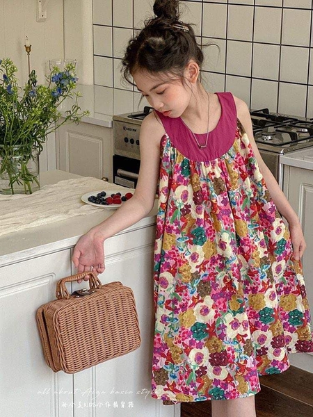 Váy yếm nơ cổ hồng họa tiết hoa sơn dầu