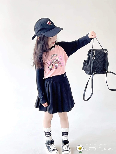 Bộ áo dài tay raglan đen hồng kèm chân váy xếp li in mẫu Labubu