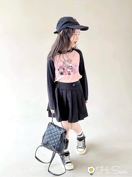 Bộ áo dài tay raglan đen hồng kèm chân váy xếp li in mẫu Labubu