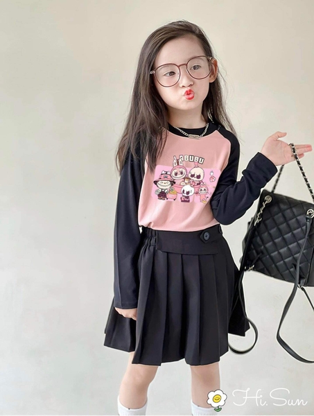 Bộ áo dài tay raglan đen hồng kèm chân váy xếp li in mẫu Labubu
