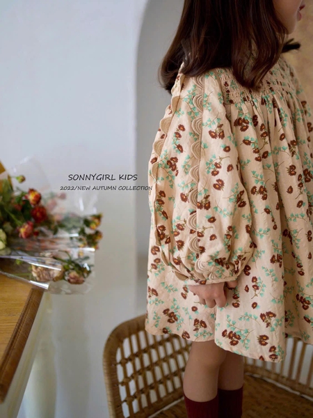 Váy babydoll smocked ngực dài tay hoa nhí màu be