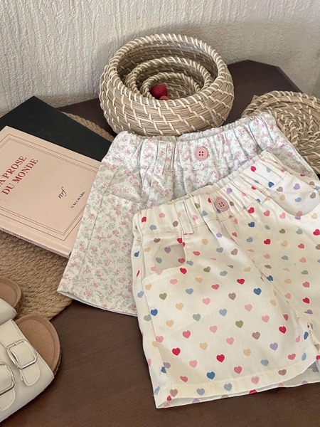 Quần sooc 2 màu hoa nhí, trái tim nền trắng Lanmomo