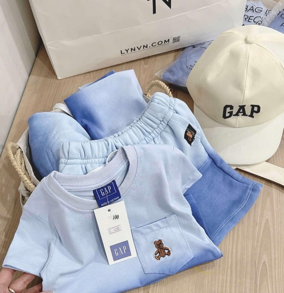 Bộ cotton GAP xanh dương ombre loang thêu gấu kèm MŨ lưỡi trai
