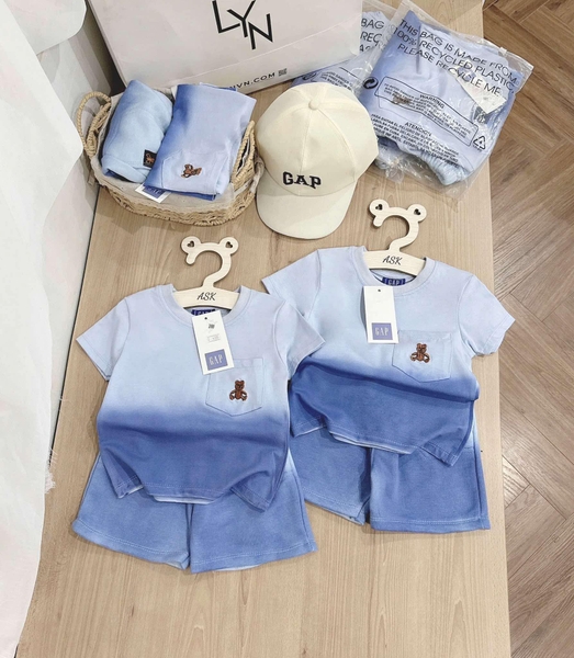 Bộ cotton GAP xanh dương ombre loang thêu gấu kèm MŨ lưỡi trai