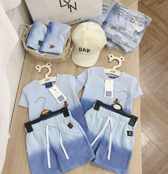Bộ cotton GAP xanh dương ombre loang thêu gấu kèm MŨ lưỡi trai