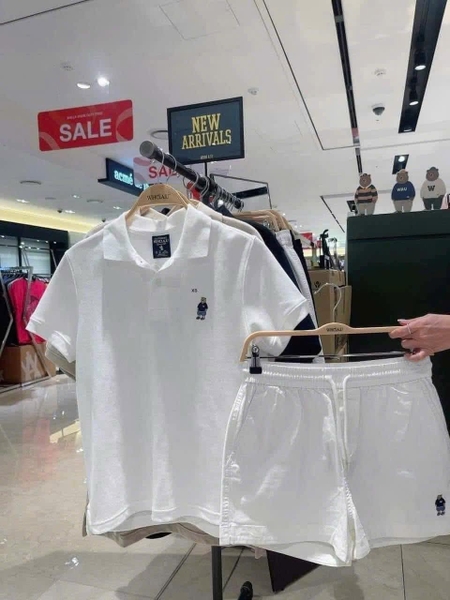 Bộ Who.a.u polo cộc tay thêu gấu màu TRẮNG