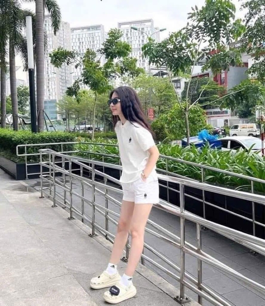 Bộ Who.a.u polo cộc tay thêu gấu màu TRẮNG