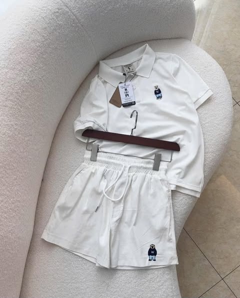 Bộ Who.a.u polo cộc tay thêu gấu màu TRẮNG