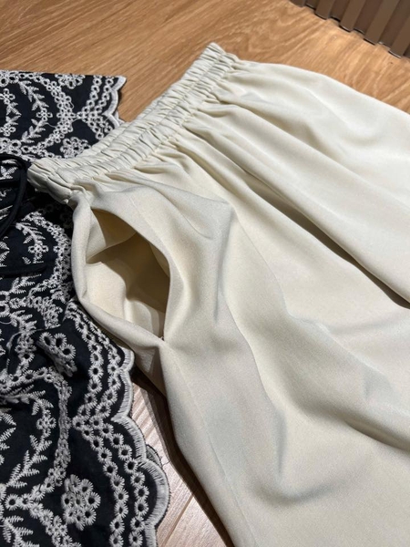 Bộ TOPSHOP áo sát nách hoa thị đen, quần suông be dài