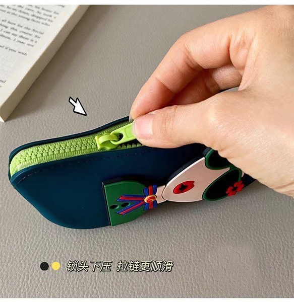 Túi đựng kính sillicon hình 3 cô gái 3 màu xanh lá, xanh dương, ghi