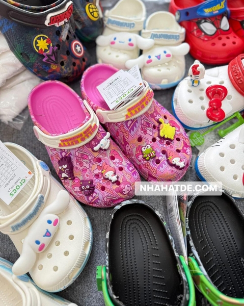 Dép sục Crocs Hello Kitty Sanrio màu hồng