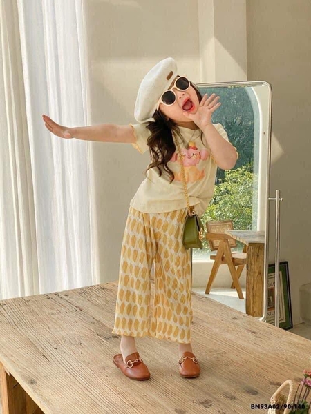 Bộ áo cotton cộc tay in hình gấu quần suông dập ly vàng bé gái