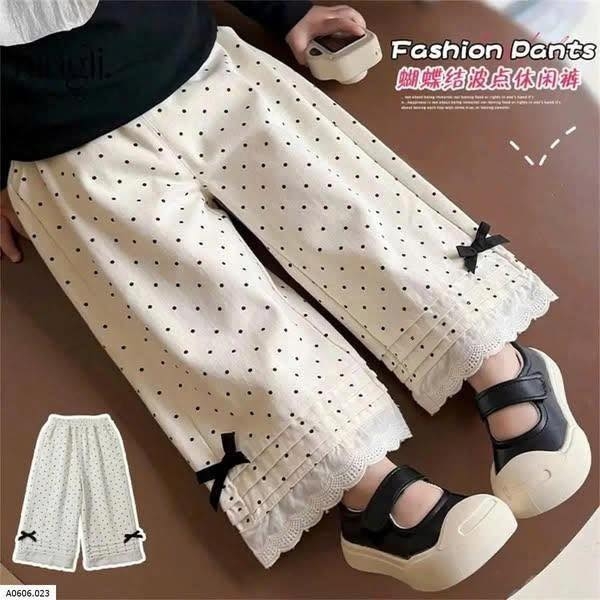 Quần suông chấm bi viền ren màu be cho bé