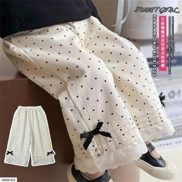 Quần suông chấm bi viền ren màu be cho bé