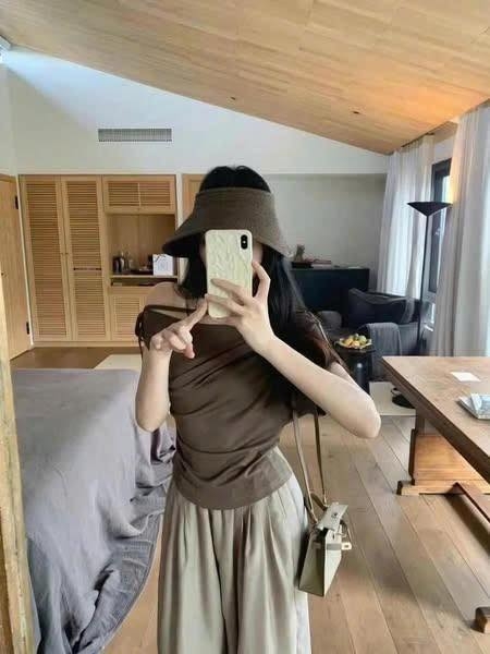 Áo thun lệch vai WG.WE 2 màu trắng, nâu