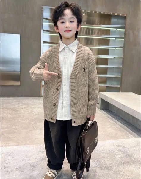 Set 3 món áo cardigan, áo sơ mi be và quần bò đen
