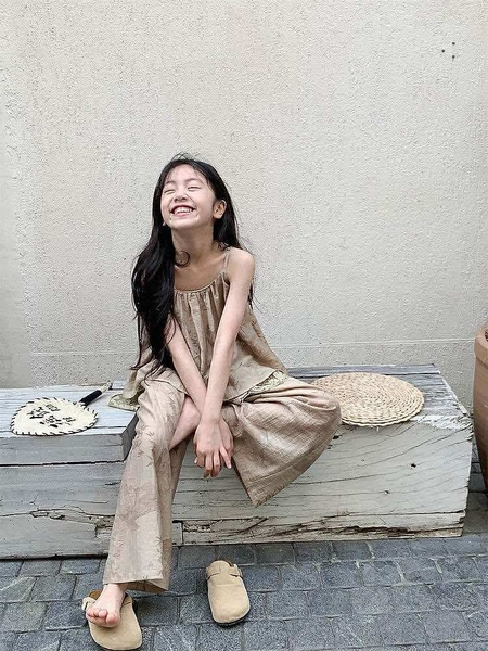 Bộ thô áo hai dây nâu quần dài hoa lá bé gái