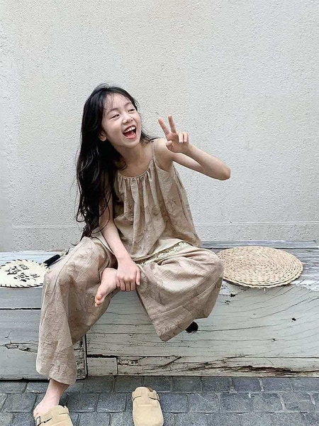 Bộ thô áo hai dây nâu quần dài hoa lá bé gái