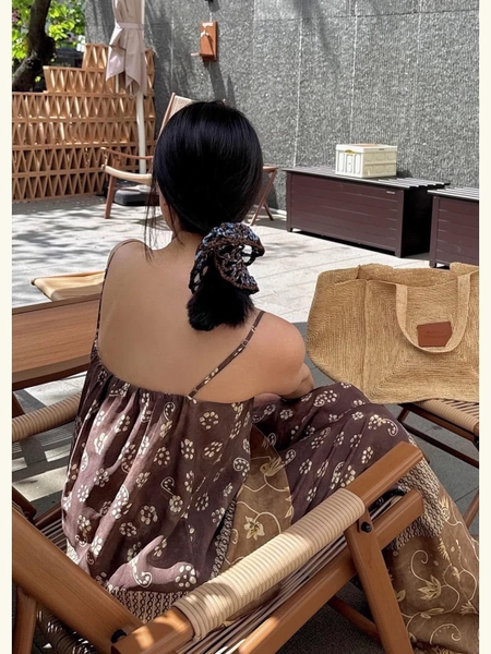 Bộ áo hai dây nữ hoạ tiết hoa màu nâu