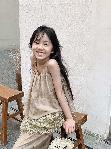 Bộ thô áo hai dây nâu quần dài hoa lá bé gái