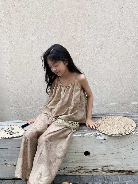 Bộ thô áo hai dây nâu quần dài hoa lá bé gái