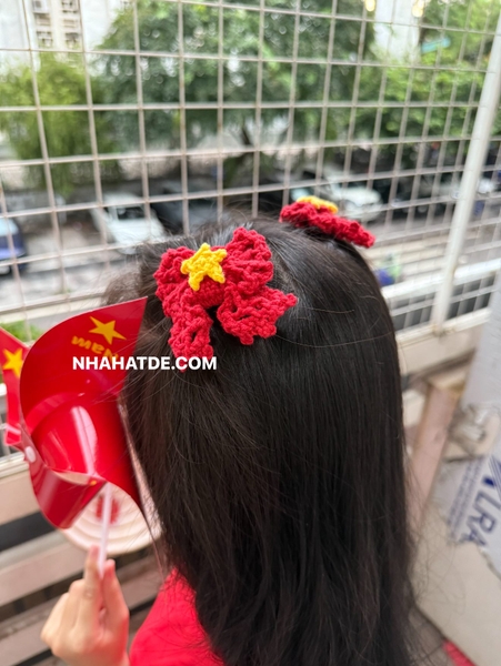 Kẹp tóc móc len nơ sao vàng 2 size