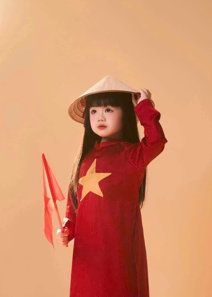 Áo dài lụa sao vàng màu đỏ cho bé gái