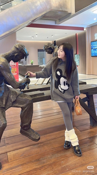 Áo len Mickey dài tay kèm cổ rời màu xám