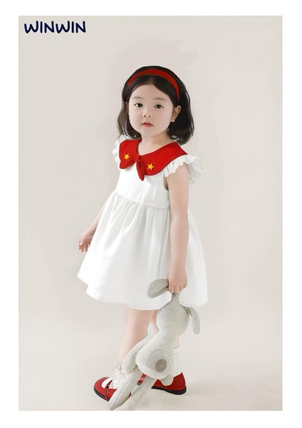 Set 3 món WINWIN váy trắng linen, khăn choàng cổ sen và túi đeo chéo sao vàng đỏ