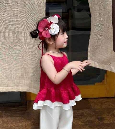 Set 3 món Hi.Sun yếm đỏ ,quần, mấn hoa cài đầu cho bé