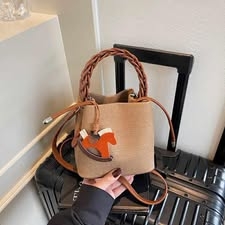 Túi giỏ quai tết đeo chéo kèm charm ngựa 15*16*13cm