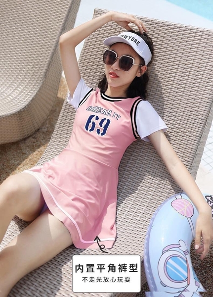 Bộ bơi YLIKE váy phối tay trắng kèm quần màu hồng DREAM IT 69