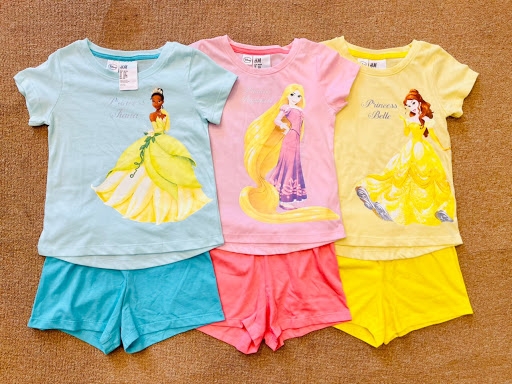 Bộ H&M bé gái 3 màu hình các công chúa Rapunzel, Tiana, Belle