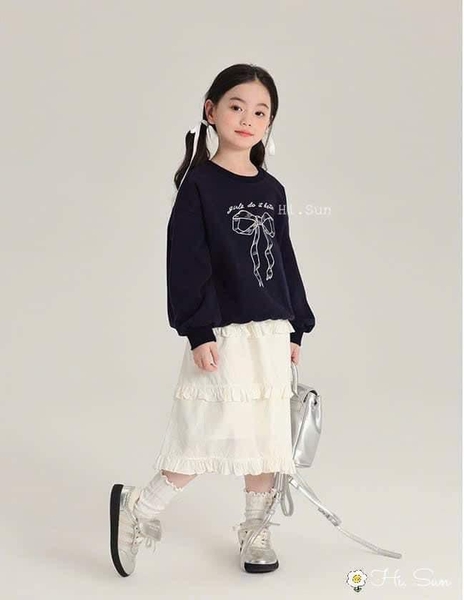 Bộ Hi.Sun áo nỉ đen dài tay mix chân váy thô trắng họa tiết nơ
