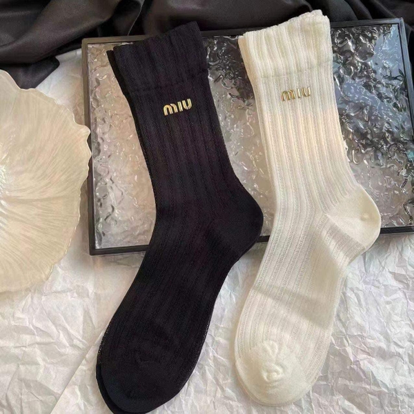 Set 2 đôi tất lưới Miumiu màu đen, trắng