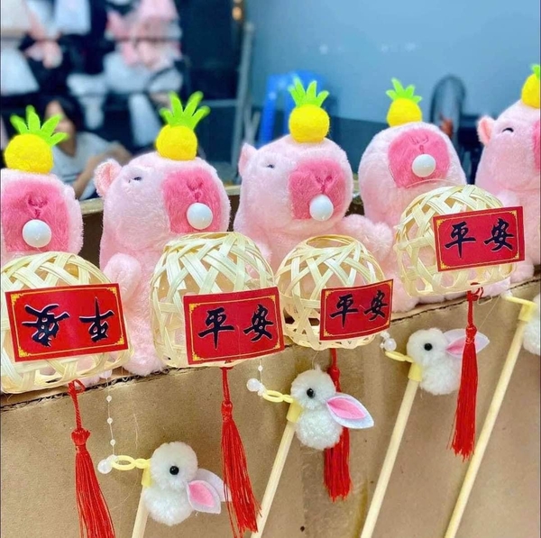 Đèn lồng Capybara ôm rọ 2 màu nâu, hồng