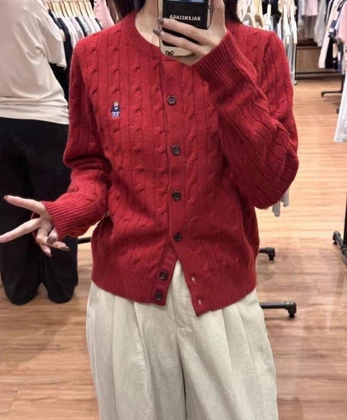 Áo len cardigan Who.a.u đỏ cài cúc cổ tròn