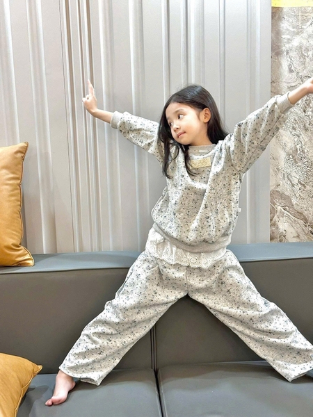 Bộ nỉ hoa nhí màu ghi Hone Baby cho bé