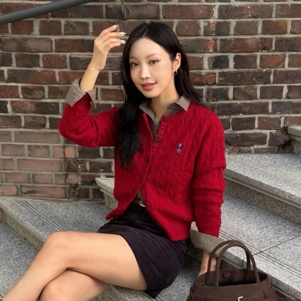 Áo len cardigan Who.a.u đỏ cài cúc cổ tròn