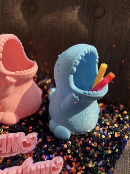 Khủng long đựng bút in 3D 2 màu xanh, hồng
