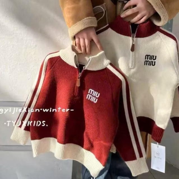 Áo khoác len cardigan Miu Miu cao cổ 2 màu kem, đỏ