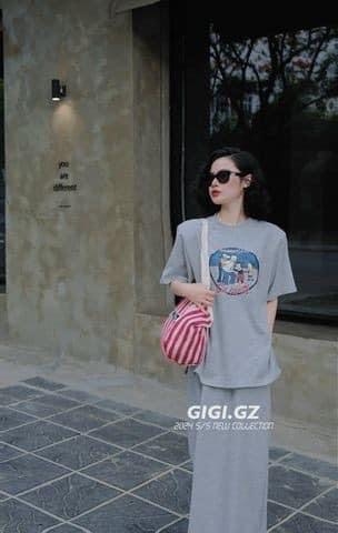 Túi xách Holy Moly kẻ trắng đỏ size 45x26cm