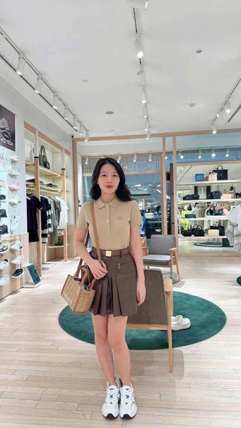 Áo cộc tay polo màu be Lacoste slim fit cho nữ